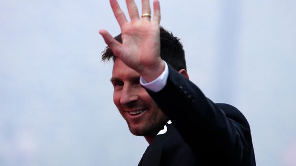 El argentino Lionel Messi saluda a su llegada al entrenamiento del París Saint-Germain - Sputnik Mundo