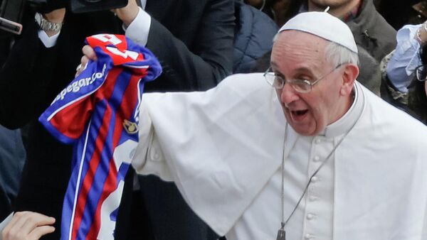El papa Franciso con una camiseta de San Lorenzo de Almagro - Sputnik Mundo