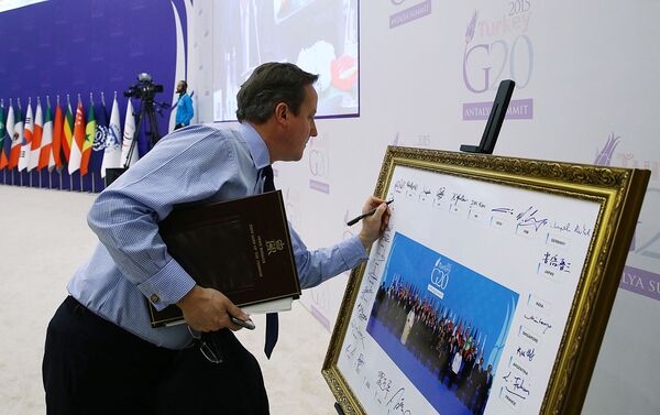 Otro conocido político zurdo es el exprimer ministro británico David Cameron.En la foto: David Cameron firma una foto grupal de los líderes de los países del G-20 durante una cumbre en Antalya (Turquía), 2015. - Sputnik Mundo