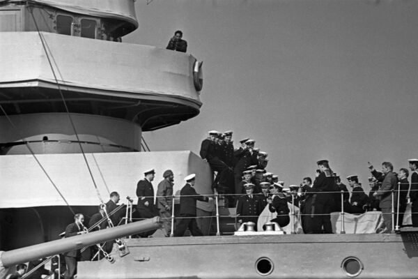 Otra de las ciudades que acogieron la visita del líder cubano fue Leningrado, actualmente San Petersburgo, donde junto a su delegación tuvo la oportunidad de visitar el crucero Aurora. - Sputnik Mundo