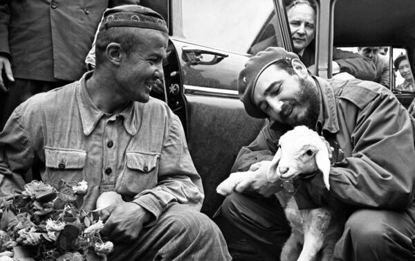 Fidel Castro en una granja cooperativa durante su visita a la República Socialista Soviética de Uzbekistán. - Sputnik Mundo