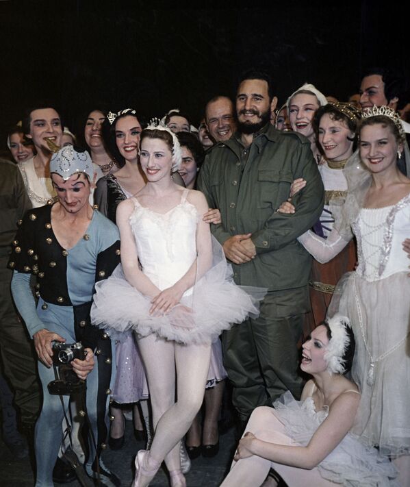 Fidel Castro también visitó el famoso Teatro Bolshói, en Moscú, para ver el ballet El lago de los cisnes. Tras la representación, se reunió con los bailarines y la leyenda del ballet mundial Maya Plisetskaya (centro). - Sputnik Mundo