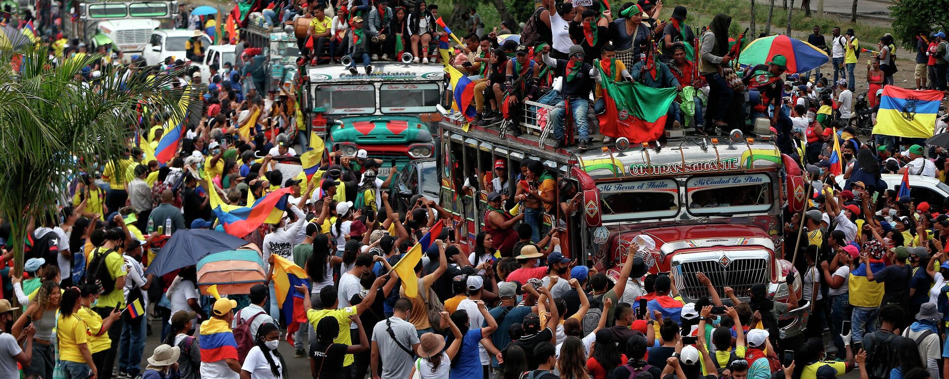 Manifestantes indígenas asisten a una marcha antigubernamental en Cali, Colombia, el miércoles 12 de mayo de 2021 - Sputnik Mundo, 1920, 17.10.2021