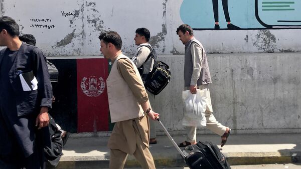 Los pasajeros en el aeropuero de Kabul - Sputnik Mundo