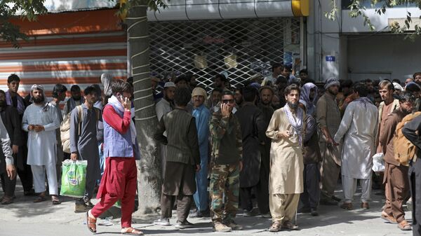 Афганцы в очереди в банк в Кабуле  - Sputnik Mundo