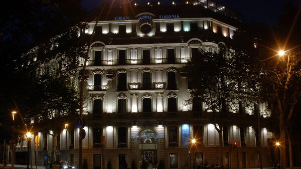 Vista nocturna sobre hotel en Barcelona - Sputnik Mundo