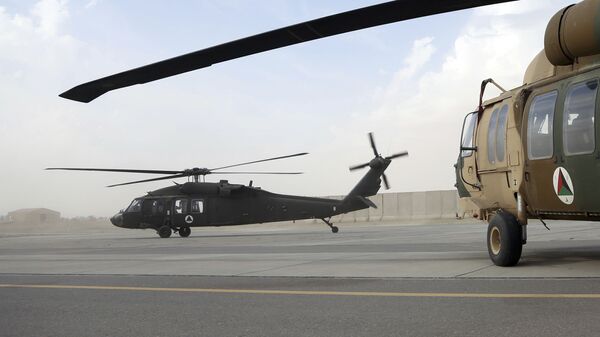 Un helicóptero de EEUU UH-60 Black Hawk - Sputnik Mundo