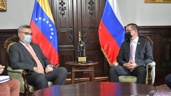 El embajador de Rusia en Caracas, Serguéi Melik-Bagdasárov, y el canciller de Venezuela, Jorge Arreaza - Sputnik Mundo