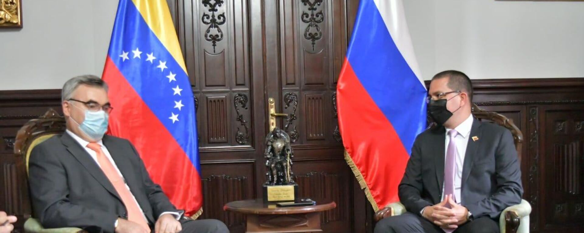 El embajador de Rusia en Caracas, Serguéi Melik-Bagdasárov, y el canciller de Venezuela, Jorge Arreaza - Sputnik Mundo, 1920, 01.03.2022