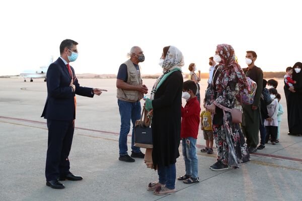 La llegada del segundo avión con los colaboradores del Gobierno español en Afganistán - Sputnik Mundo