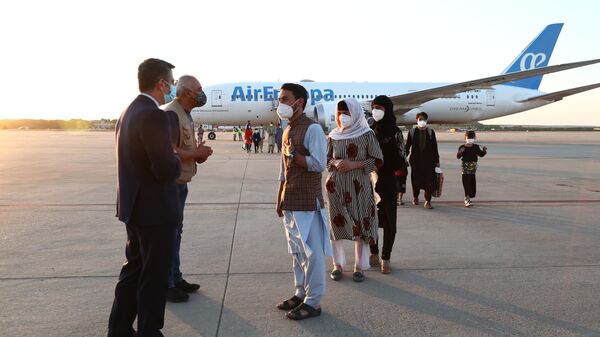La llegada del segundo avión con los colaboradores del Gobierno español en Afganistán - Sputnik Mundo