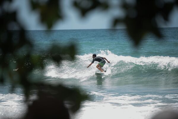Un niño surfeando en Anare, Venezuela - Sputnik Mundo