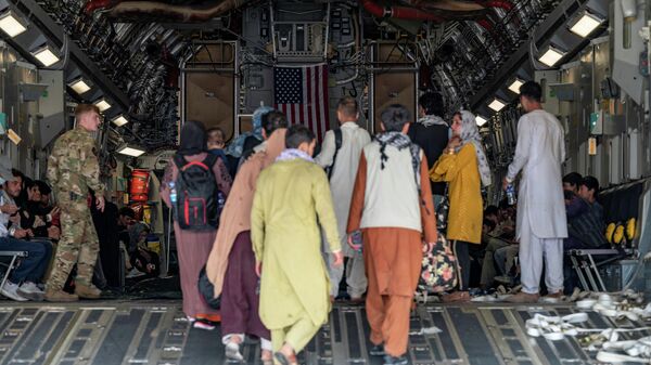 Evacuación en el aeropuerto internacional Hamid Karzai, en Afganistán - Sputnik Mundo