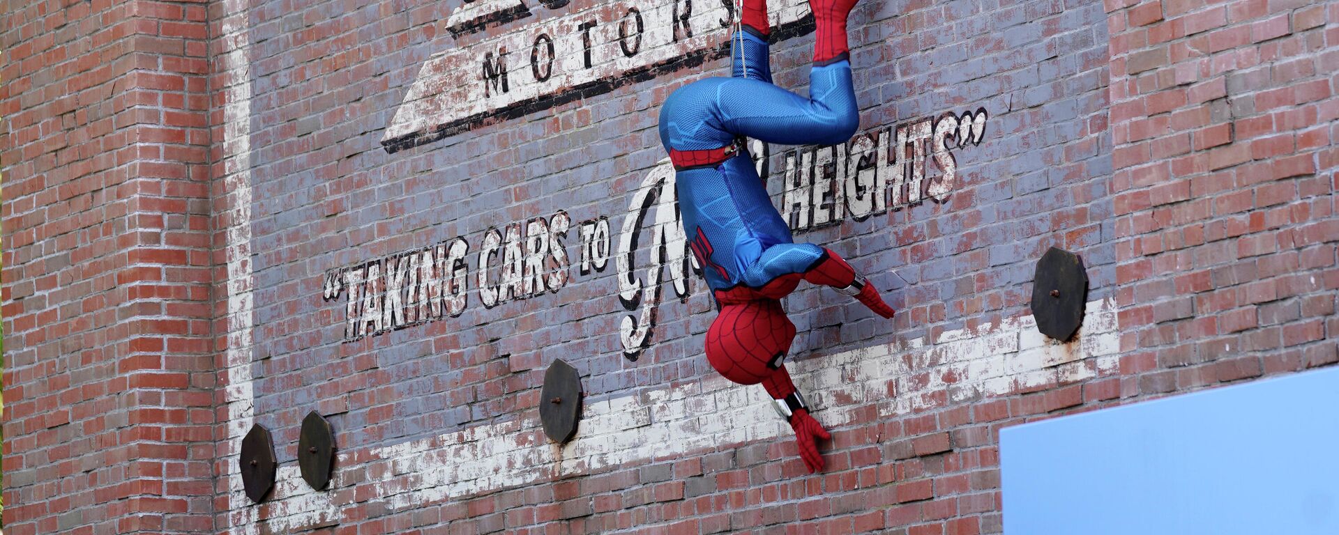 Una persona disfrazada de Spider-Man actúa en un parque de Disney - Sputnik Mundo, 1920, 23.08.2021
