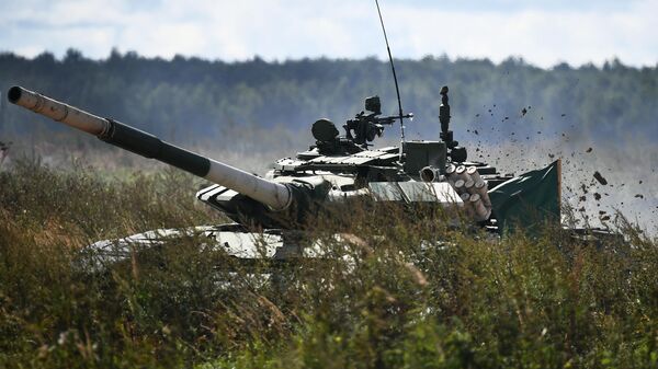 Un tanque durante el primer día del Biatlón de Tanques del Army 2021 - Sputnik Mundo
