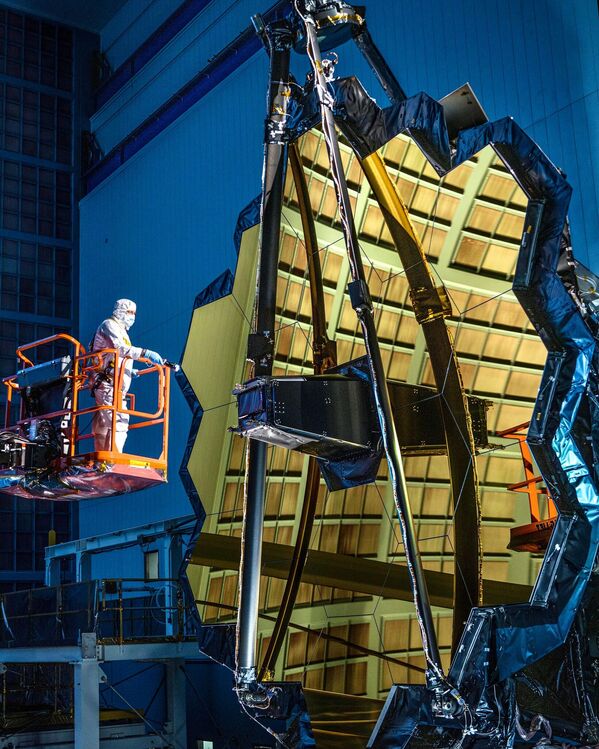 El espejo del telescopio espacial James Webb, en la sala de limpieza de Goddard - Sputnik Mundo