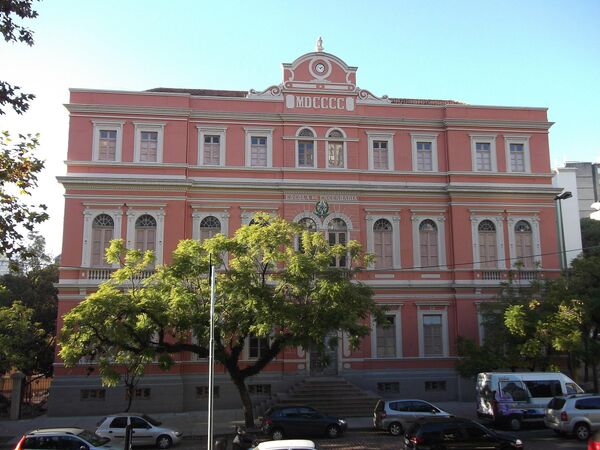 Universidad Federal de Río Grande del Sur (Brasil): puesto 317. La UFRGS, fundada en 1895, tiene su sede principal en la ciudad de Porto Alegre y cuenta con 53.300 estudiantes. Es la primera vez en los últimos cinco años que está entre las primeras 400 mejores universidades. - Sputnik Mundo