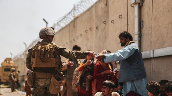 Afganos esperan la evacuación en el aeropuerto de Kabul - Sputnik Mundo