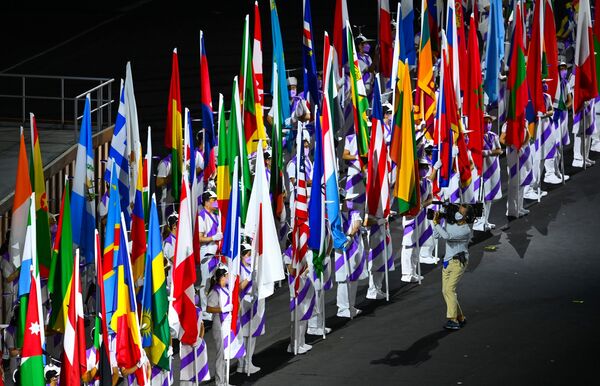 Un total de 163 equipos, incluido el de refugiados, participó en el desfile tradicional. - Sputnik Mundo
