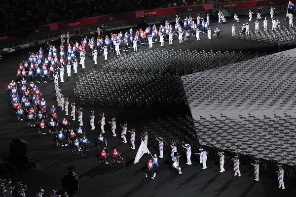 Los atletas rusos también participaron en la ceremonia. Portaron la bandera con el símbolo paralímpico Agitos (del latín me muevo). - Sputnik Mundo