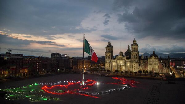 La bandera de México en el Zócalo capitalino durante la celebración del Día de lndependencia - Sputnik Mundo