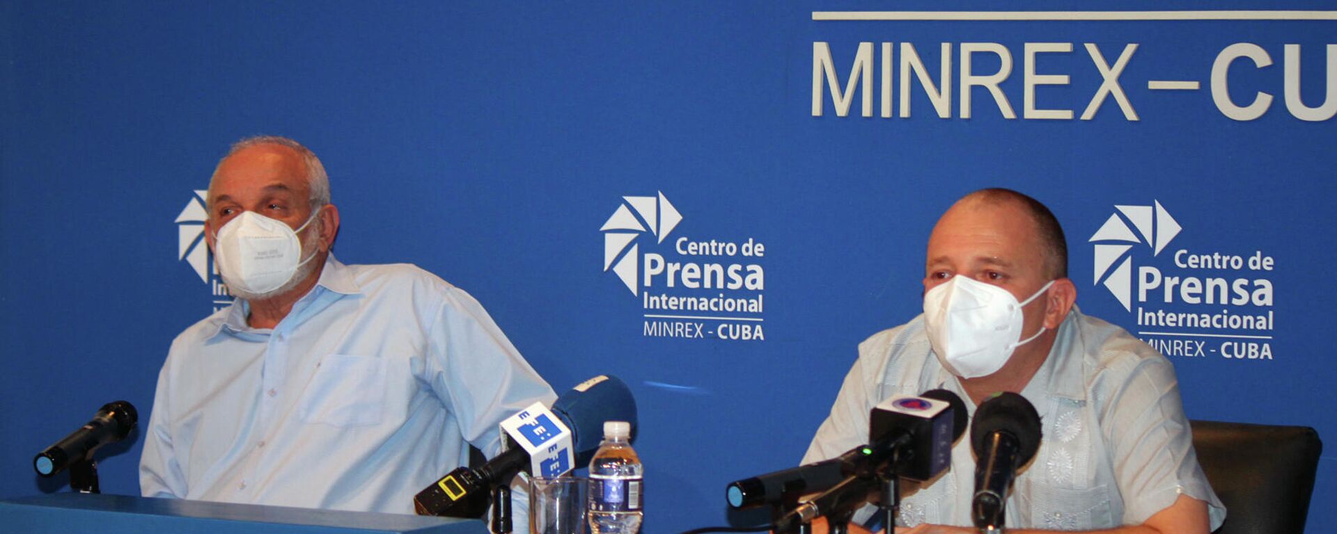 Humberto Fabián Suárez y Onelio Castillo, miembros del grupo de trabajo para la creación del Instituto de Información y Comunicación Social, de Cuba - Sputnik Mundo, 1920, 26.08.2021