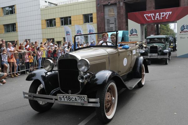 Participantes del rally de coches clásicos Gorki Classic Nizhni 800 en la planta de automóviles GAZ, en el marco de la celebración del 800 aniversario de Nizhni Nóvgorod. - Sputnik Mundo