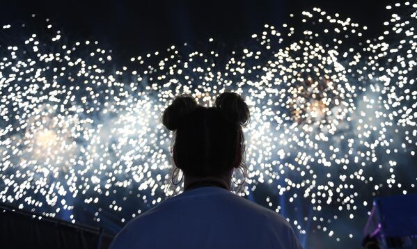 Fuegos artificiales durante el concierto de gala, en el marco de la celebración del 800 aniversario de Nizhni Nóvgorod. - Sputnik Mundo