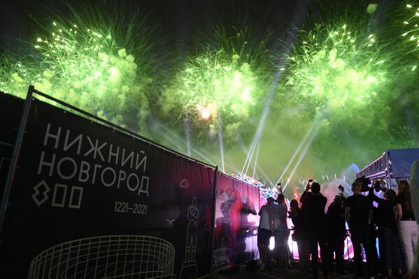 Fuegos artificiales durante el concierto de gala, en el marco de la celebración del 800 aniversario de Nizhni Nóvgorod. - Sputnik Mundo