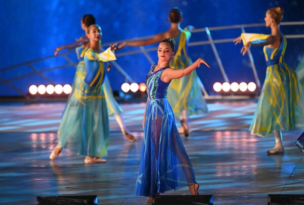 La gimnasta Dina Avérina y otras artistas en el concierto de gala, en el marco de la celebración del 800 aniversario de Nizhni Nóvgorod. - Sputnik Mundo