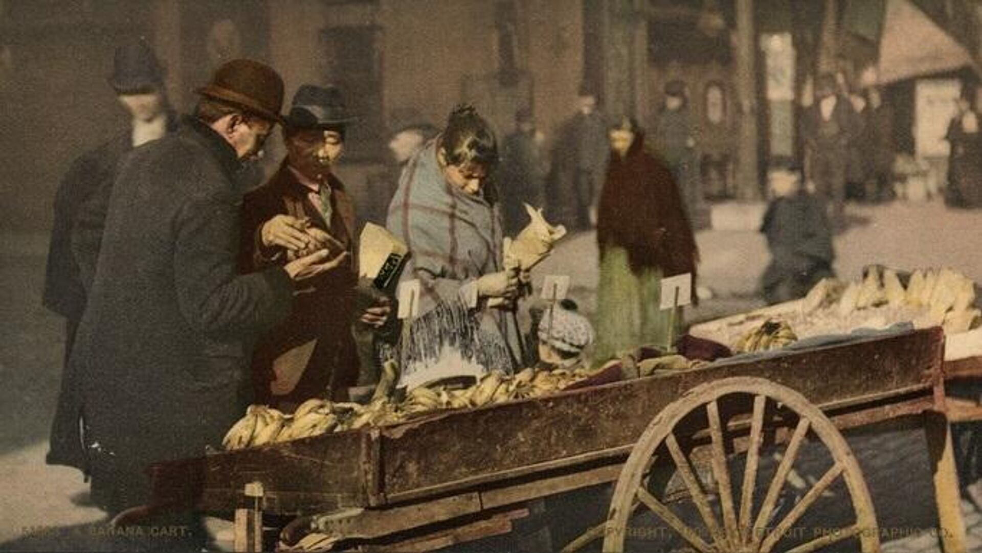 La venta de plátanos en una calle de Nueva York, en 1902 - Sputnik Mundo, 1920, 26.08.2021