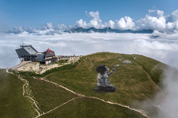 La obra A new breath —Un nuevo aliento— en la cima del monte Moleson en los Prealpes suizos. El área de la pintura realizada en 2021 es de aproximadamente 1.500 metros cuadrados. - Sputnik Mundo