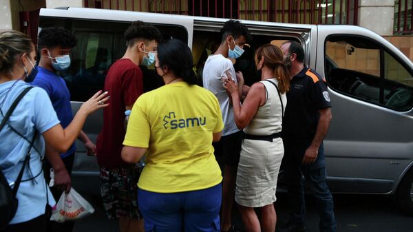 Trabajadores ayudan a tres de los menores marroquíes a las puertas del juzgado tras presentar una denuncia solicitando habeas corpus minutos antes de ser repatriados a su país de origen, en la frontera de Tarajal, a 16 de agosto de 2021, en Ceuta (España). - Sputnik Mundo
