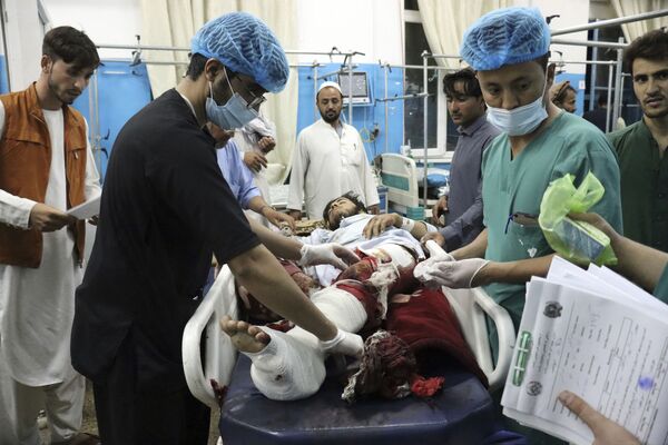 De las 103 personas muertas en los atentados con bombas cerca del aeropuerto de Kabul, al menos 28 eran talibanes, informó Reuters, citando a un portavoz de la organización proscrita en Rusia. Los propios talibanes condenaron enérgicamente el incidente y prometieron llevar a los responsables ante la justicia. - Sputnik Mundo