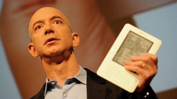 Jeff Bezos sujeta un libro electrónico Amazon Kindle, foto de archivo - Sputnik Mundo
