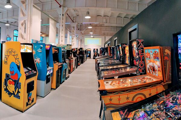 Máquinas y juegos de 'pin-ball' en Arcade Vintage, el museo del videojuego en la localidad alicantina de Ibi, en España - Sputnik Mundo