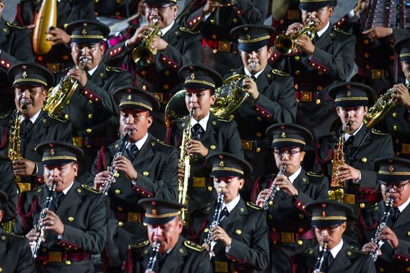 La banda militar del Ministerio de Defensa de México se presenta en la ceremonia de apertura del festival Torre Spásskaya en Moscú. - Sputnik Mundo