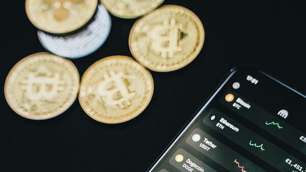 Imagen referencial de app sobre bitcoin - Sputnik Mundo