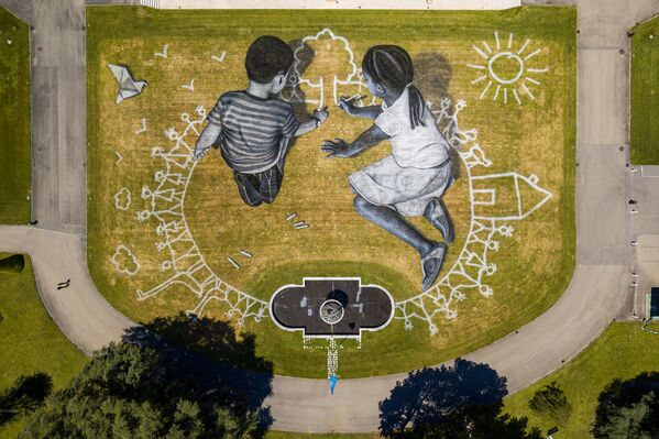La obra World in Progress —Mundo en progreso— con un área de 6.000 metros cuadrados en un parque cerca de la Oficina de la ONU en Ginebra (Suiza), creada para conmemorar el 75 aniversario de la firma de la Carta de la ONU, el 2020. - Sputnik Mundo