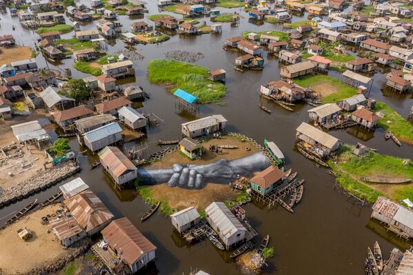 Una obra del proyecto Beyond Walls en la aldea flotante de Ganvie (Benin), 2021. - Sputnik Mundo