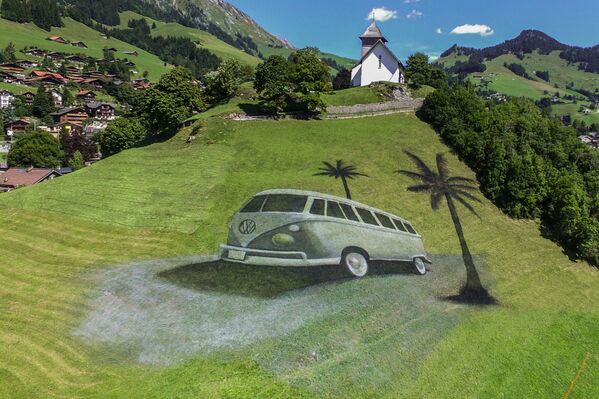 Una obra que representa la legendaria furgoneta ​​Volkswagen Transporter en Chateau d&#x27;Oex (Suiza). El área de la pintura, realizada en 2017, era de 4.200 metros cuadrados. - Sputnik Mundo