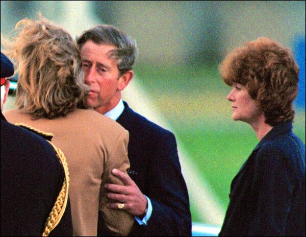 Diana murió en un accidente de coche en 1997. Según los resultados oficiales de la investigación, su conductor, Henry Paul, perdió el control mientras intentaba dejar atrás a los fotógrafos que perseguían el coche. Sin embargo, la muerte de Diana dio lugar a una serie de teorías conspirativas: la organización de su muerte fue atribuida a Isabel II, al príncipe Felipe y al servicio de inteligencia británico MI6.En la foto: el príncipe Carlos con las hermanas de la difunta Diana, Sarah McCorquodale y Jane Fellowes, en el aeropuerto RAF Northolt, cerca de Londres, donde se entregó el féretro con el cuerpo de su exesposa, el 31 de agosto de 1997. - Sputnik Mundo