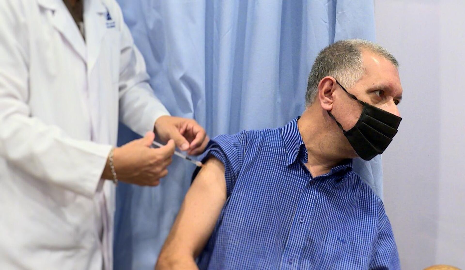 Humberto Tory, profesor universitario, recibe la primera dosis de una vacuna contra el COVID-19 en Caracas - Sputnik Mundo, 1920, 01.09.2021