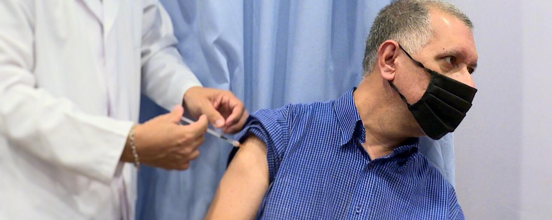 Humberto Tory, profesor universitario, recibe la primera dosis de una vacuna contra el COVID-19 en Caracas - Sputnik Mundo, 1920, 31.03.2022