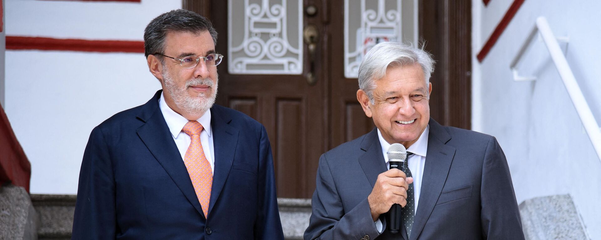 El presidente de México, Andrés Manuel López Obrador, (derecha) y el Consejero Jurídico de la Presidencia de México, Julio Scherer Ibarra - Sputnik Mundo, 1920, 02.09.2021