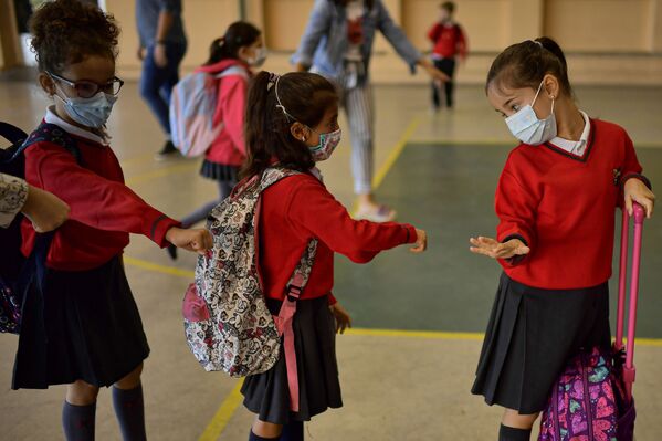 La mayoría de los colegios públicos y privados de España también utilizan el uniforme escolar.En la foto: alumnos del colegio Luis Amigo de Pamplona (España). - Sputnik Mundo