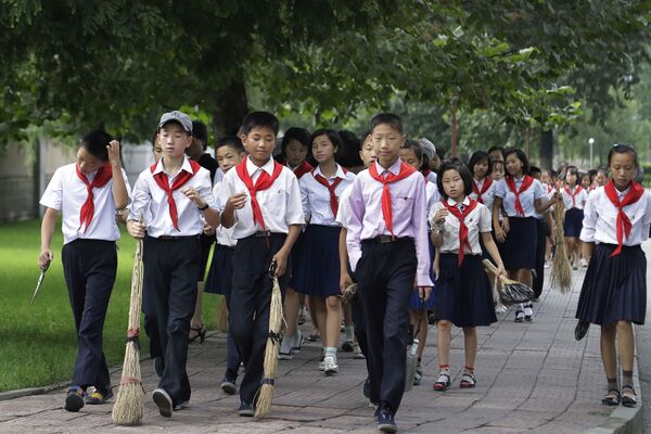 Los escolares de Corea del Norte reciben uniformes gratuitos del Estado. - Sputnik Mundo