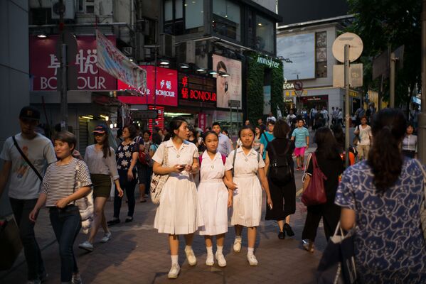Hong Kong, una antigua colonia británica, ha conservado muchas tradiciones británicas, incluidas las relativas a los uniformes escolares. - Sputnik Mundo