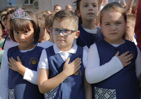 Alumnos de una escuela de Bucarest, Rumanía, mientras cantan el himno nacional en un acto escolar el 1 de septiembre. - Sputnik Mundo