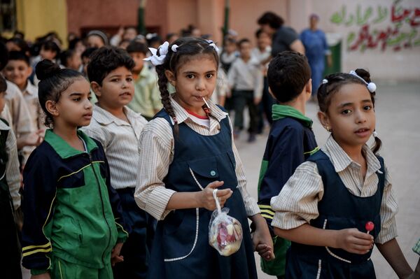 El uniforme de muchas escuelas de Egipto, sobre todo en El Cairo y las ciudades turísticas, es similar al de Europa. - Sputnik Mundo